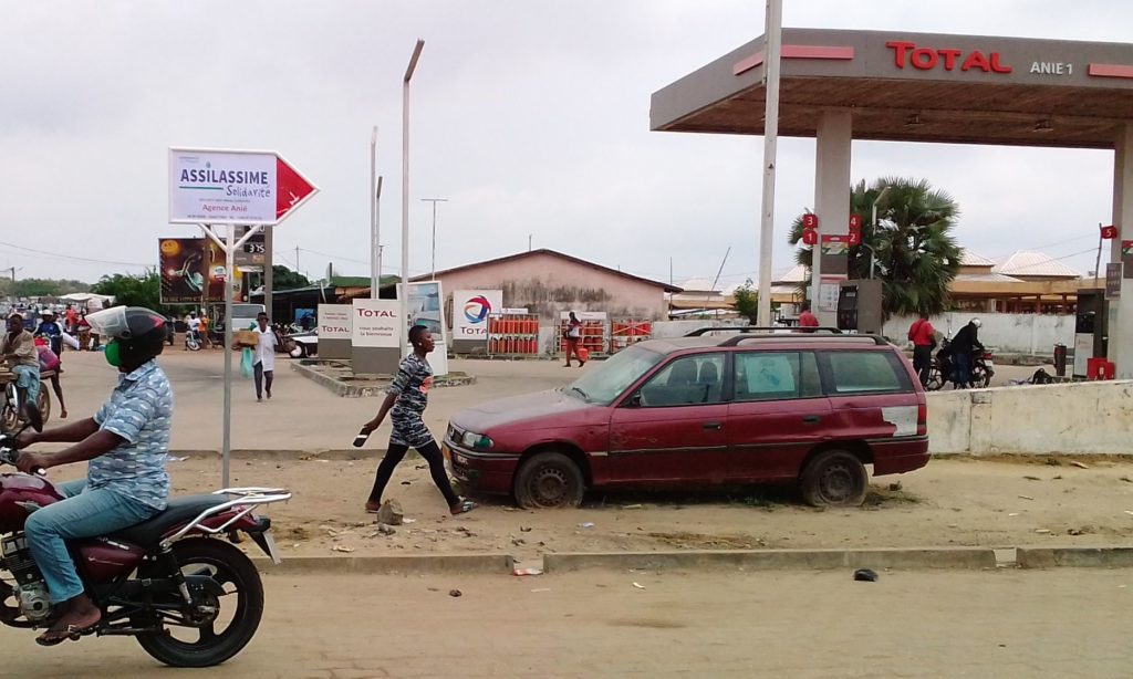 Figure 3: Un des panneaux directionnels implanté au bord de la RN1 à hauteur de la station Total Anié 1 signale l'agence.